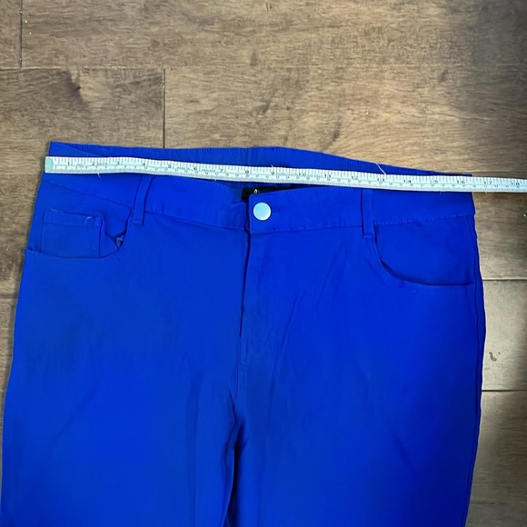 Pair of women’s Lily Morgan capri pants - Picture 9 of 11
